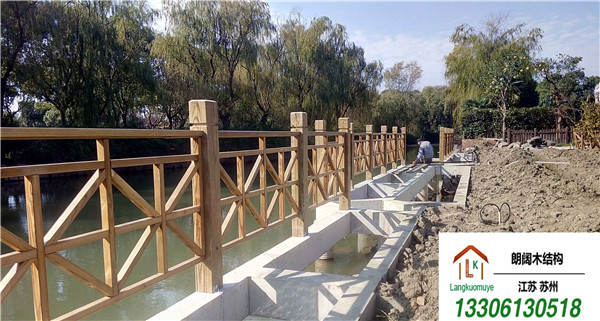 苏州小区沿河亲水木栏杆制作